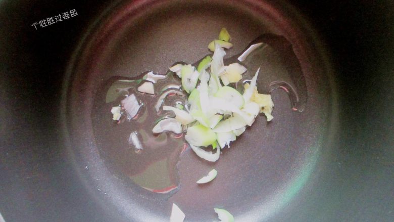 金针菇馓子汤,锅内放少许油,用葱花爆香