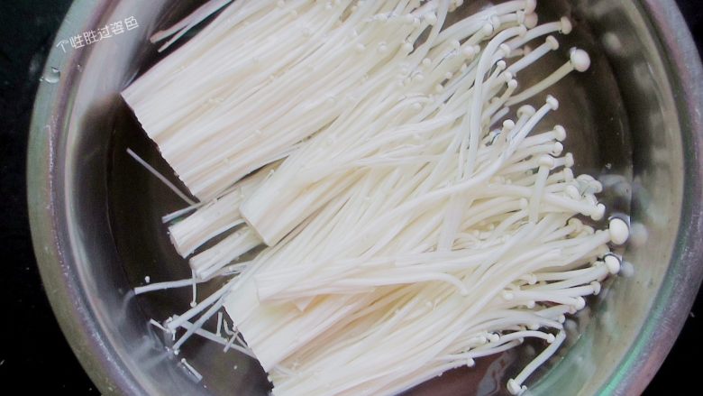 金针菇馓子汤,<a style='color:red;display:inline-block;' href='/shicai/ 234'>金针菇</a>切去根,洗干净
