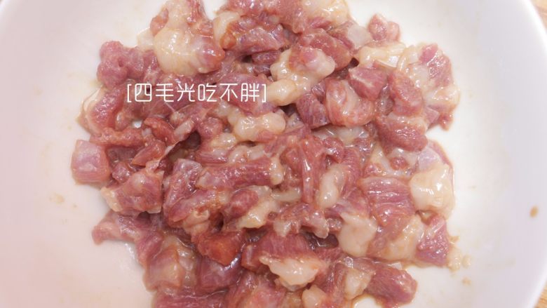 虾干炒饭（儿童营养餐）,瘦肉加盐、淀粉、<a style='color:red;display:inline-block;' href='/shicai/ 788'>生抽</a>腌制；