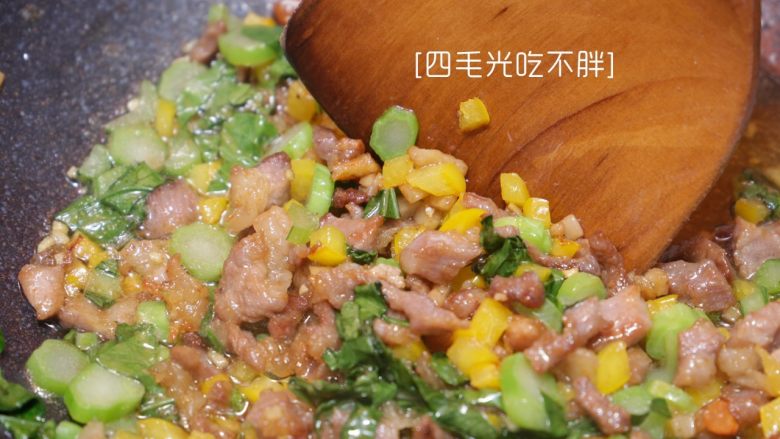 虾干炒饭（儿童营养餐）,加入细菜心，翻炒4、5下；