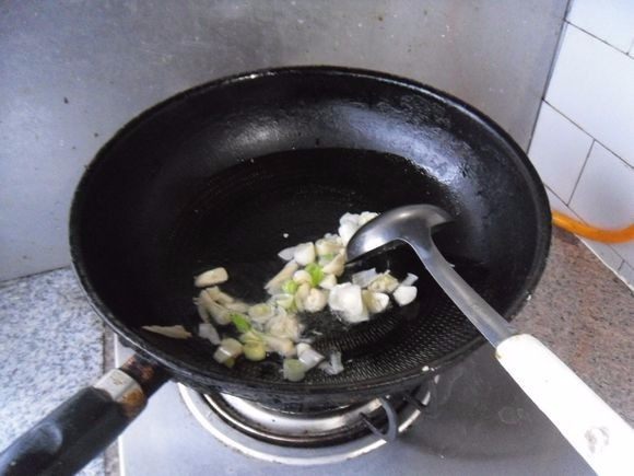 酱烧鱼段,热油,炒香葱姜蒜