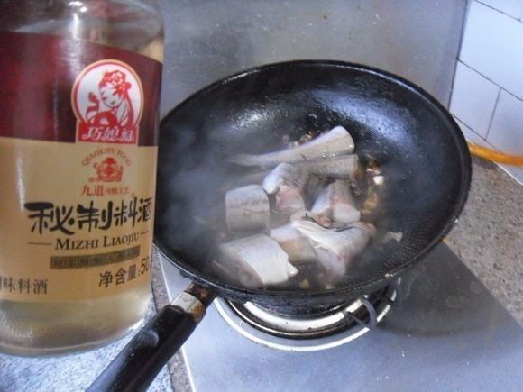 酱烧鱼段, 旺火,烹入<a style='color:red;display:inline-block;' href='/shicai/ 718'>料酒</a>