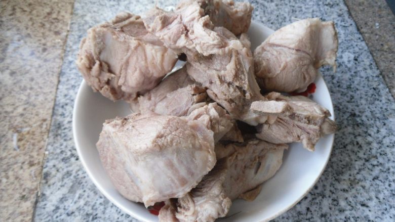 酱汁骨头, 捞出将其洗净