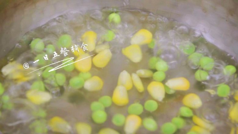 黄椒牛肉盅 宝宝辅食,豌豆+玉米+胡萝卜, 豌豆、玉米洗净。水烧热,将豌豆、玉米焯水1分钟,捞出备用。