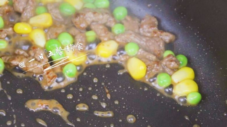 黄椒牛肉盅 宝宝辅食,豌豆+玉米+胡萝卜,倒入蔬菜翻炒均匀,少加点水,加一点点盐出锅。