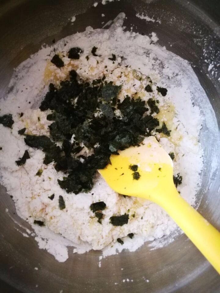 海苔麻糬球,海苔直接用手揉碎加入,因为海苔里有盐,所以不格外加盐了