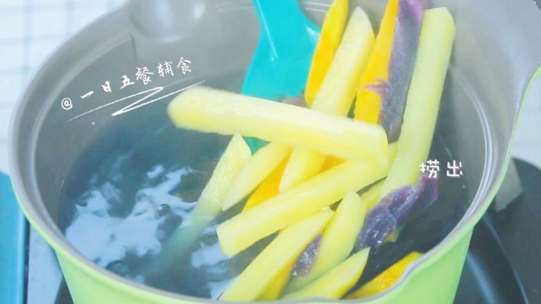 宝宝薯条 宝宝辅食,土豆+紫薯+红薯, 一起入沸水中煮3分钟。