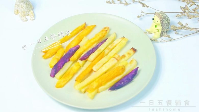 宝宝薯条 宝宝辅食,土豆+紫薯+红薯,稍微凉下可以吃,热的时候表面有点硬脆,内部软软的,冷下来里外都软软的,和KFC里薯条冷下来软软的一样。