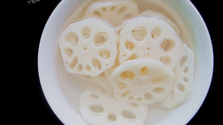 三汁焖锅,莲藕洗干净去皮,切成片