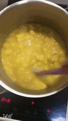 多种口味果酱制作,芒果果酱
第一步,芒果500克、百香果100克和一个柠檬的柠檬皮加砂糖100克熬煮,边煮边搅拌至浓稠。