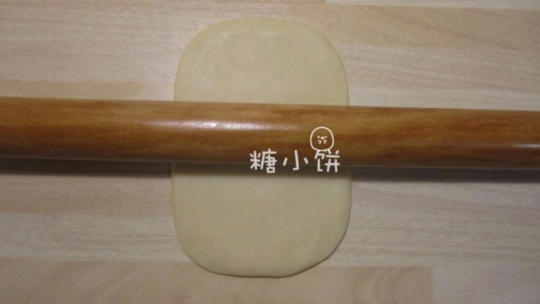 【黑芝麻苏式月饼】, 取一个油皮包好油酥的面剂子压扁,擀成矩形面片