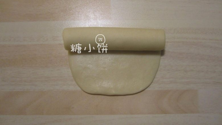 【黑芝麻苏式月饼】,卷起来,完成一次擀卷。依次做好8个。
用保鲜膜盖好醒5-10分钟。如果操作量大的话可以不用专门醒面。
因为做好最后一个的时候第一个面团也醒得