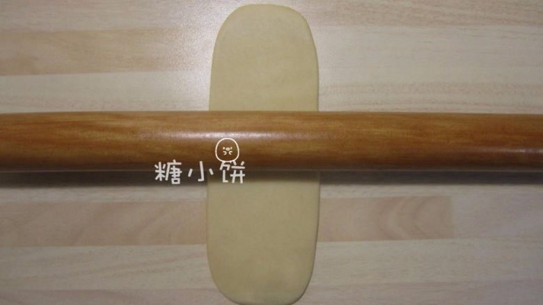 【黑芝麻苏式月饼】,取一个步骤7擀卷好一次的面卷,收口朝下擀开