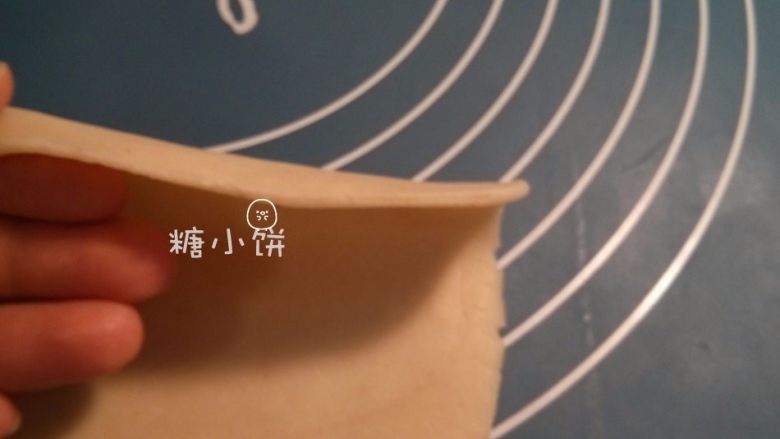 【黑芝麻苏式月饼】,以前酥层很多所以饼皮都是有一定厚度的。
这次专门弄成比较薄的样子,如图。