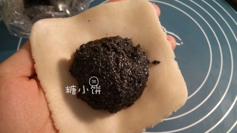 【黑芝麻苏式月饼】,包入准备好的黑芝麻馅。如果觉得不好包或者不喜欢馅料太多的话可以少包一点馅。馅料我是直接一勺勺挖的，没有专门分割过，因为稍微差一点关系也不大。