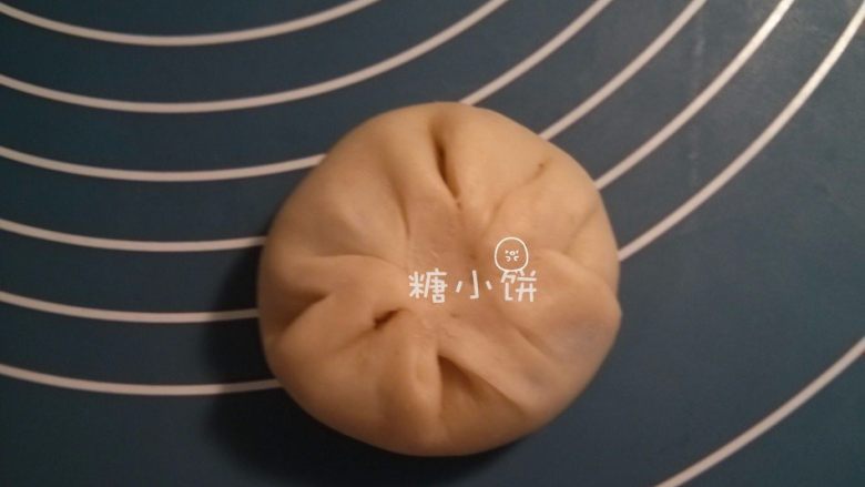 【黑芝麻苏式月饼】,收口捏紧,依次包好8个