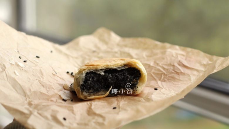 【黑芝麻苏式月饼】,切面成品一张,其实就是上面那个= =所以说为什么相机还不如手机的效果,怪我手残