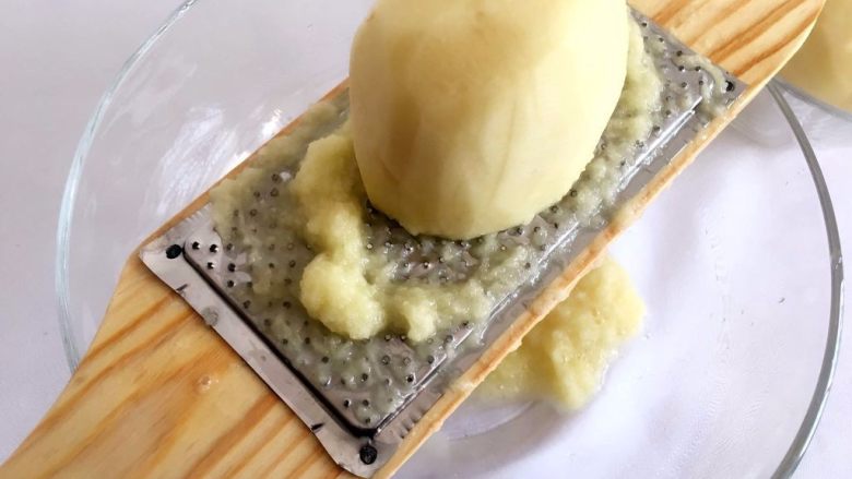 Q弹土豆丸子,土豆研磨成泥;