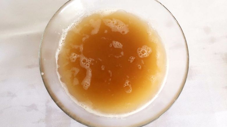 Q弹土豆丸子,挤掉的水分不要倒掉,留在碗里,静置15分钟等待土豆淀粉沉淀;