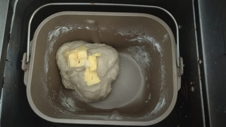 小刺猬豆沙包,启动面包机和面程序10分钟。时间到后,暂停5分钟后加入黄油,继续和面20分钟。