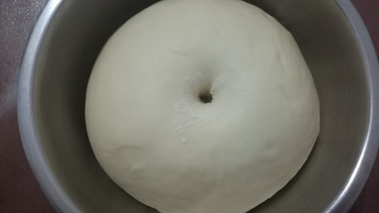 小刺猬豆沙包,面团发酵到2倍大,用手指沾干面粉戳个洞不回缩不塌陷表示发酵完成。