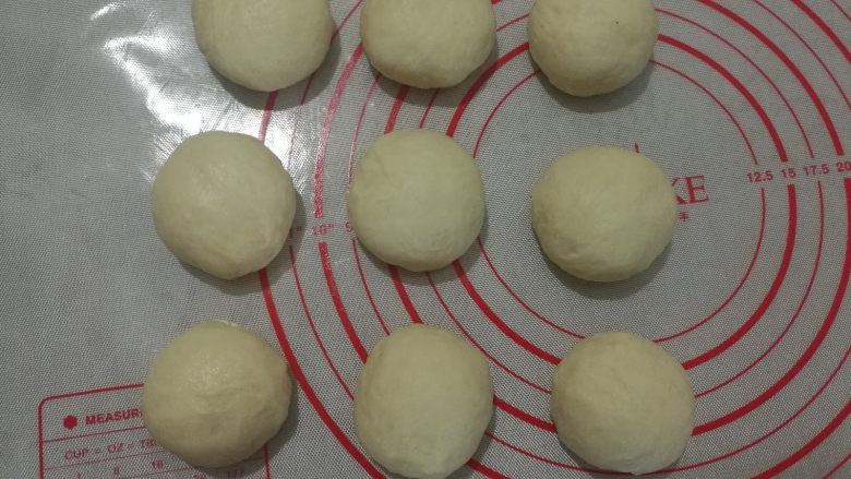 小刺猬豆沙包,取出面团按压排气,均分成9个小面团,静置松弛8分钟。