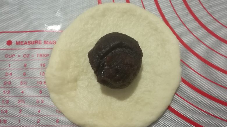 小刺猬豆沙包,擀成圆片,包入豆沙馅。
