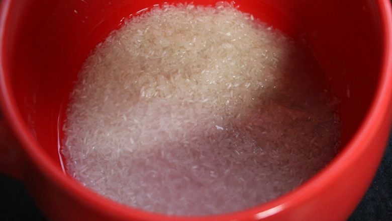坤博砂锅海鲜粥,米先淘洗一下,入锅先熬