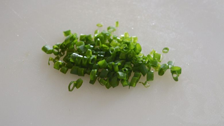 珍馐紫薯烧麦,<a style='color:red;display:inline-block;' href='/shicai/ 3232'>香葱</a>取葱叶部分,切碎