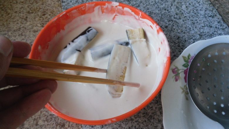 焦熘茄条, 把茄条放入脆皮糊中蘸匀