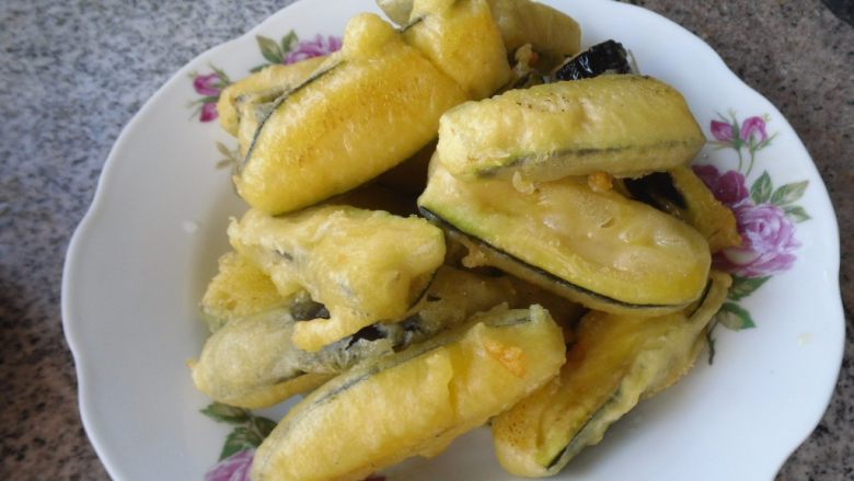 焦熘茄条,捞出装盘备用