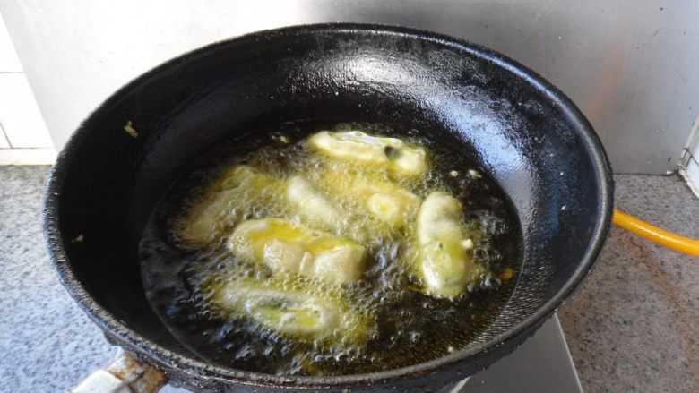 焦熘茄条, 放入热油锅中炸制