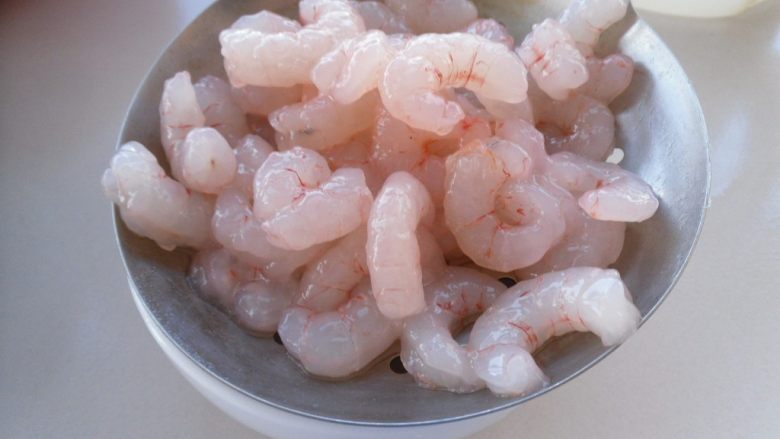 椒盐虾仁, 冲洗干净,沥干水分