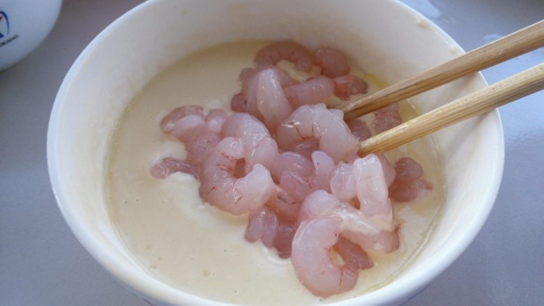 椒盐虾仁,把备用的虾仁倒入软炸糊里
