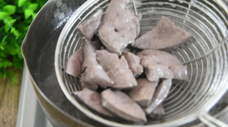 酱爆猪肝这样做,滑嫩下饭,1个技巧搞定它,猪肝焯水,变色后迅速捞起