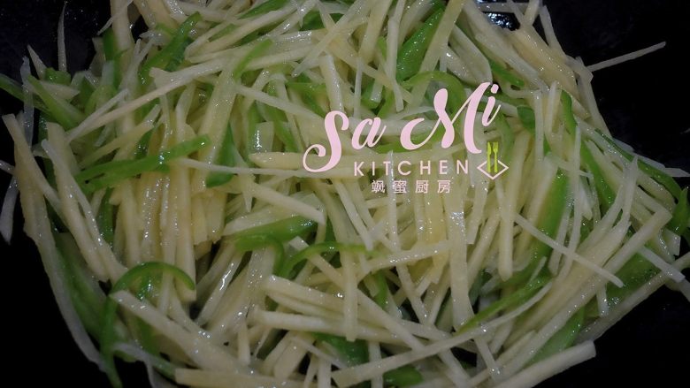 尖椒土豆丝(极简版),加入适量食盐翻炒均匀