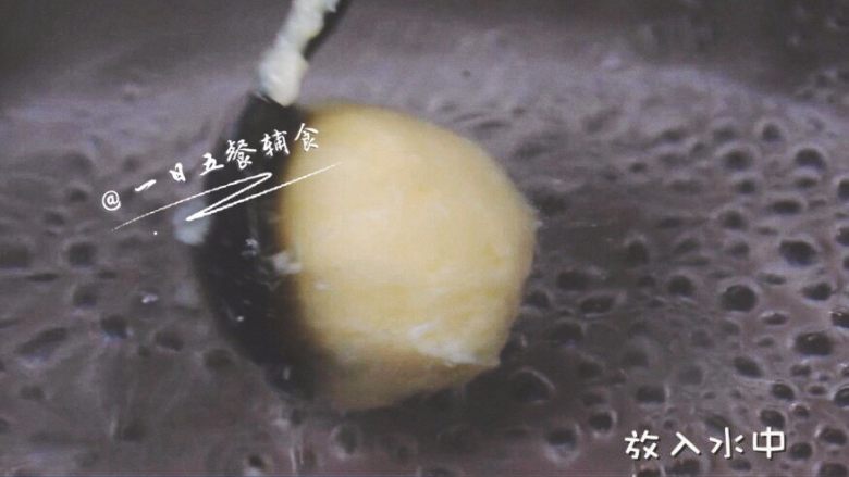 白菜鱼丸 宝宝健康辅食,龙利鱼+鸡蛋,右手勺子挖一勺,左手略整形,使它圆一点。放入水中。