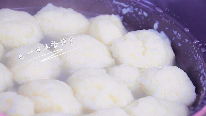 白菜鱼丸 宝宝健康辅食,龙利鱼+鸡蛋,煮好后,看到丸子大了一圈。成了满满一锅白白胖胖可爱的鱼丸~