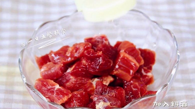 宝宝版罗宋汤 宝宝辅食,牛里脊肉+土豆,牛肉切丁,加一勺<a style='color:red;display:inline-block;' href='/shicai/ 718'>料酒</a>腌制15分钟。