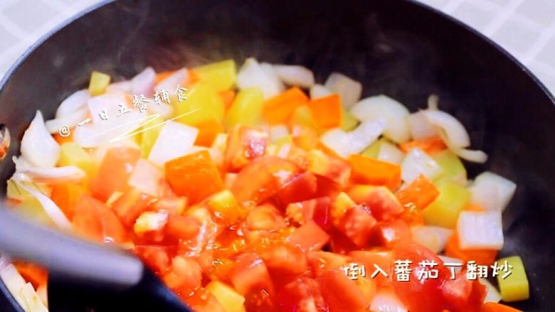 宝宝版罗宋汤 宝宝辅食,牛里脊肉+土豆,紧跟着倒入番茄丁炒。