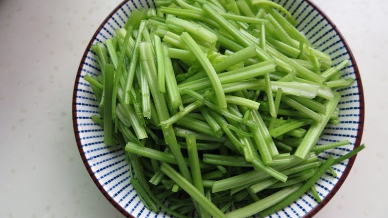 芹菜炒肉丝,腌制肉丝的时间处理<a style='color:red;display:inline-block;' href='/shicai/ 125'>芹菜</a>，<a style='color:red;display:inline-block;' href='/shicai/ 125'>芹菜</a>去根去叶洗净切成5厘米长的段