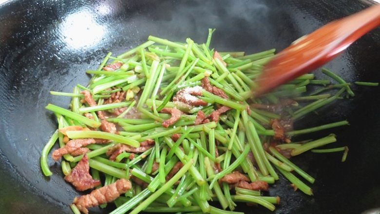 芹菜炒肉丝,加盐炒匀即可
