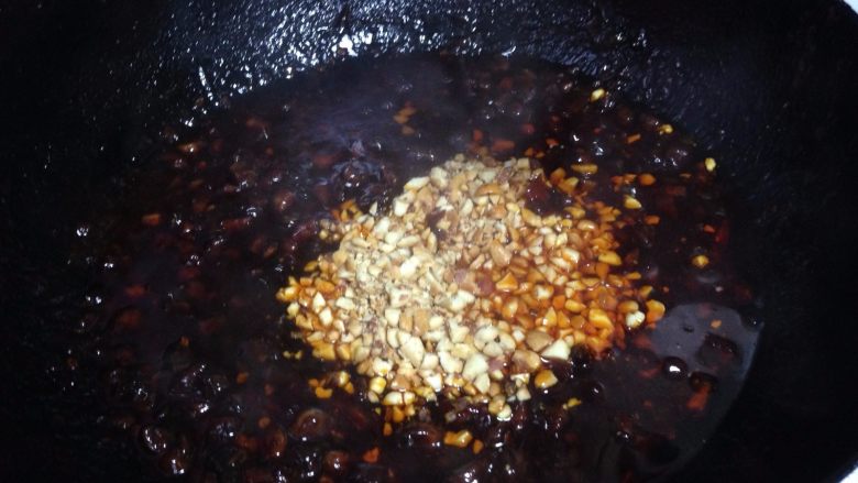 #咸味#自制花生香菇酱,倒入花生碎搅匀关火,冷却后装入无水无油的容器中保存。