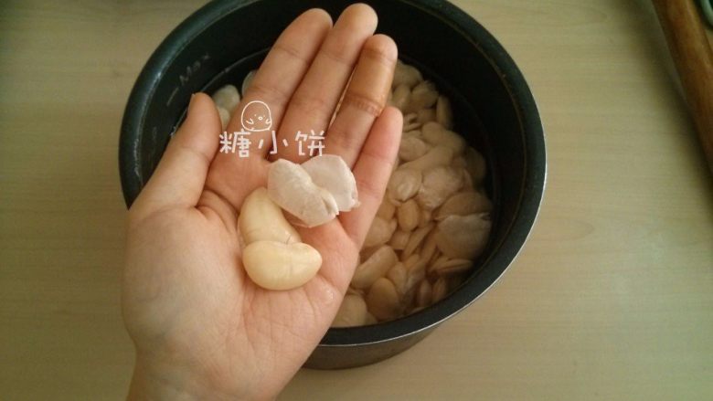 黑美人【奶香曲奇广式月饼】附：自制芸豆馅,很容易就能把表皮和豆瓣分开

