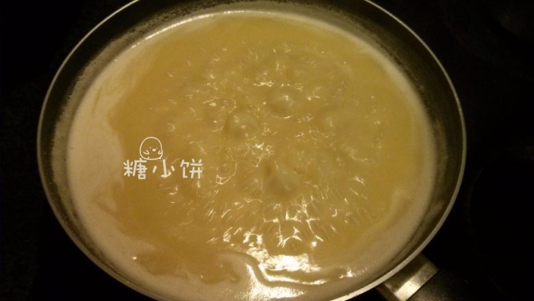 黑美人【奶香曲奇广式月饼】附：自制芸豆馅,压好的豆子转入炒锅中，加入黄油160G和<a style='color:red;display:inline-block;' href='/shicai/ 869'>白砂糖</a>110G，大火煮开把水分收干