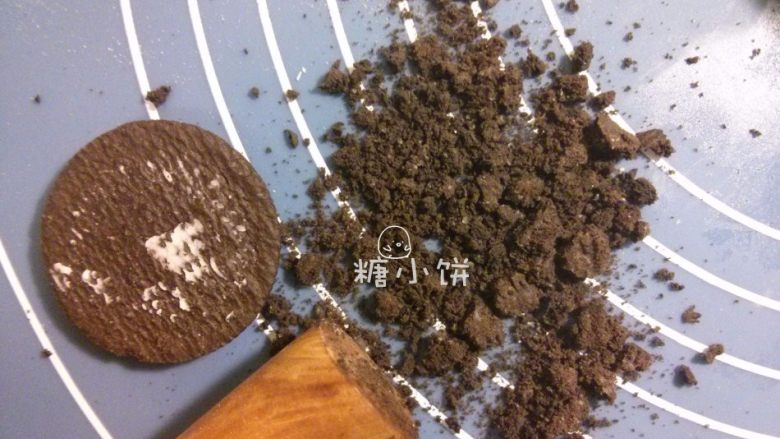 黑美人【奶香曲奇广式月饼】附：自制芸豆馅,把做好的基础芸豆馅加工成 [奶香曲奇风味]：
饼干去芯，用擀面杖敲碎成小颗粒状，饼干的选择当然是根据个人喜好