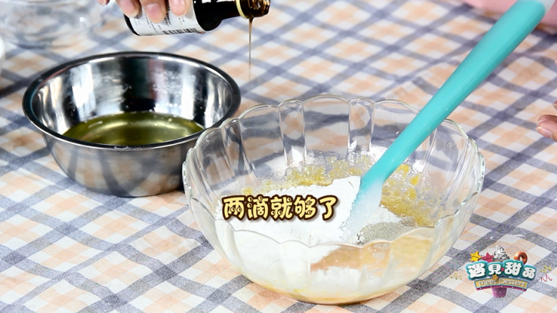 好吃更好玩,健康无添加的推推乐蛋糕,再加入两滴<a style='color:red;display:inline-block;' href='/shicai/ 780'>香草精</a>搅拌均匀后备用。