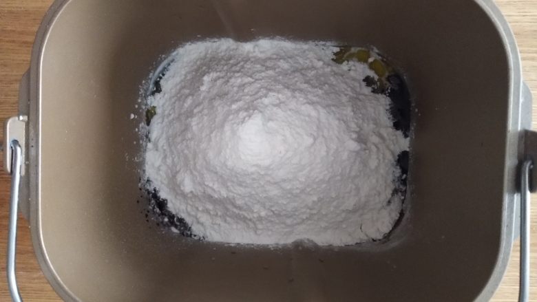 蛋香葡萄干咖啡吐司(面包机一键),放入面粉