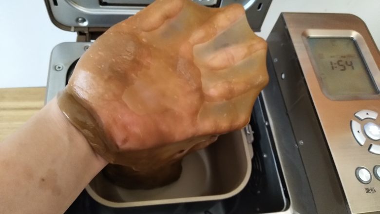 蛋香葡萄干咖啡吐司(面包机一键),在过去24分钟的时候检查面团状态,可以出手膜