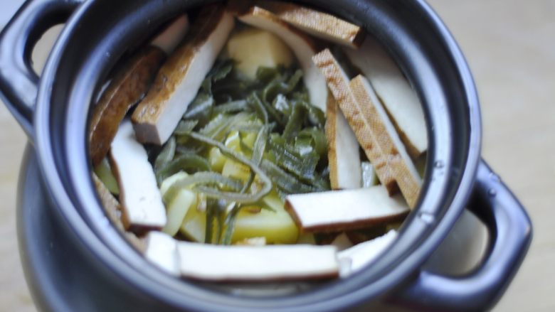 金针菇土豆粉条烩菜,7、放入海带、豆腐干